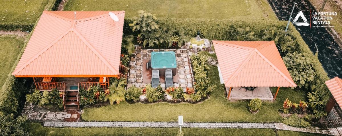 Romantic Bungalow la Paz in la Fortuna Private Jacuzzi - Housity
