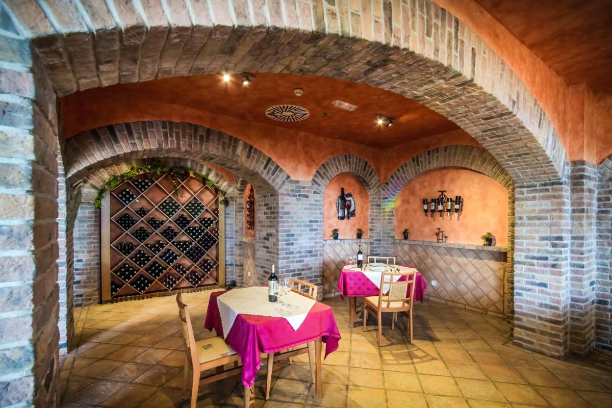 Un restaurante o sitio para comer en Hotel Esmeralda Maris by LIVVO