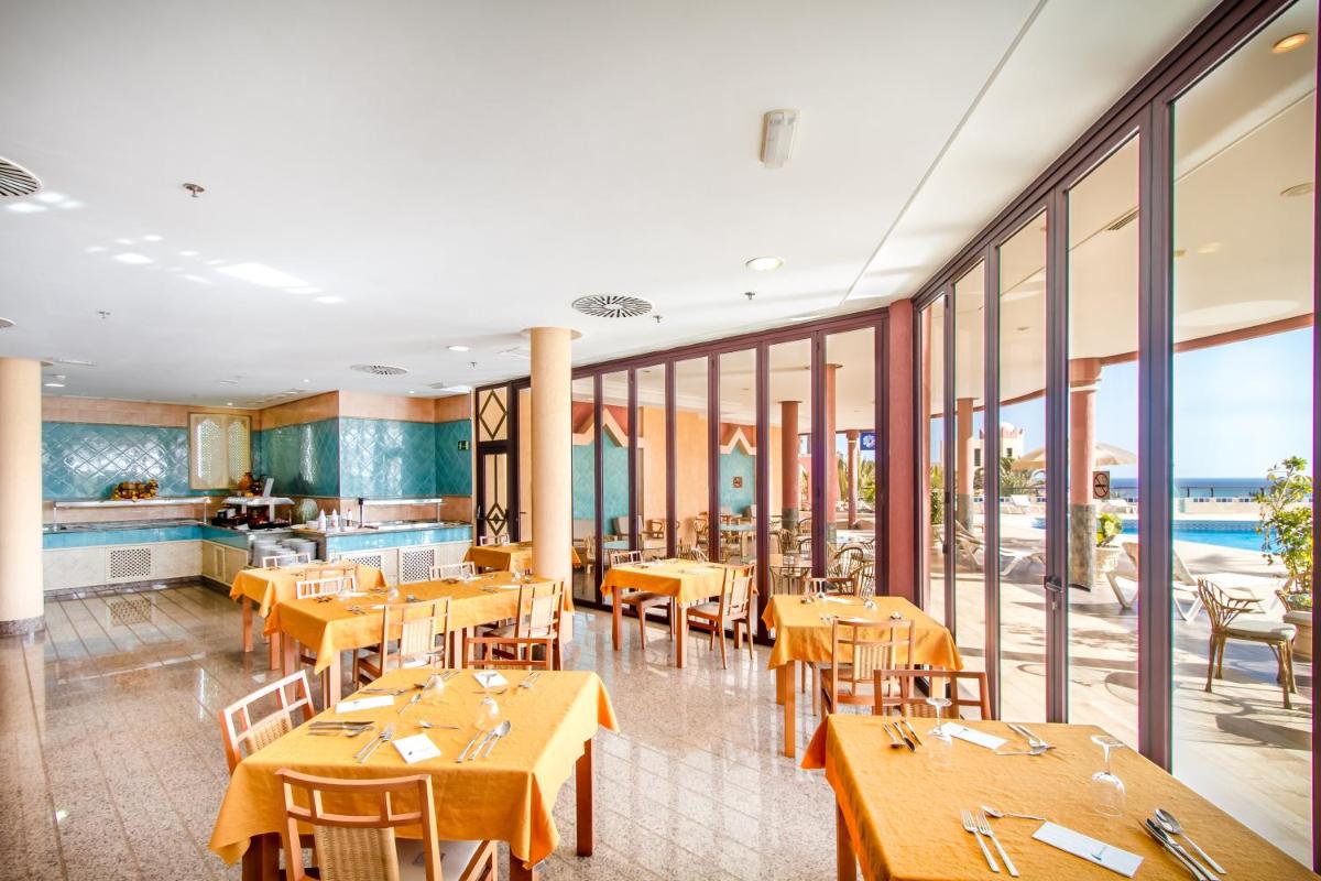 Un restaurante o sitio para comer en Hotel Esmeralda Maris by LIVVO