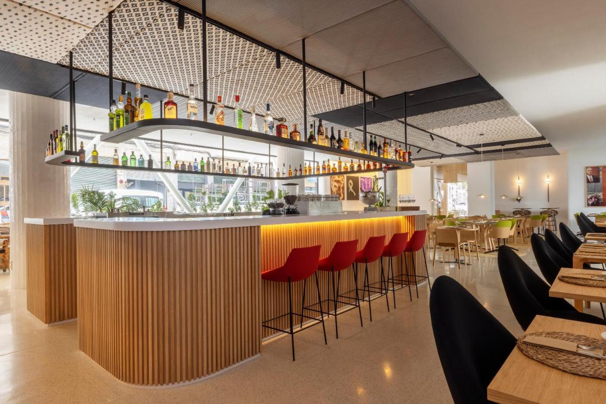 El salón o zona de bar de HM Palma Blanc