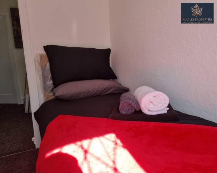 3 Bedroom House, with Free WiFi - Maples Properties Short Lets &amp; Serviced Accommodation Hull - Housity