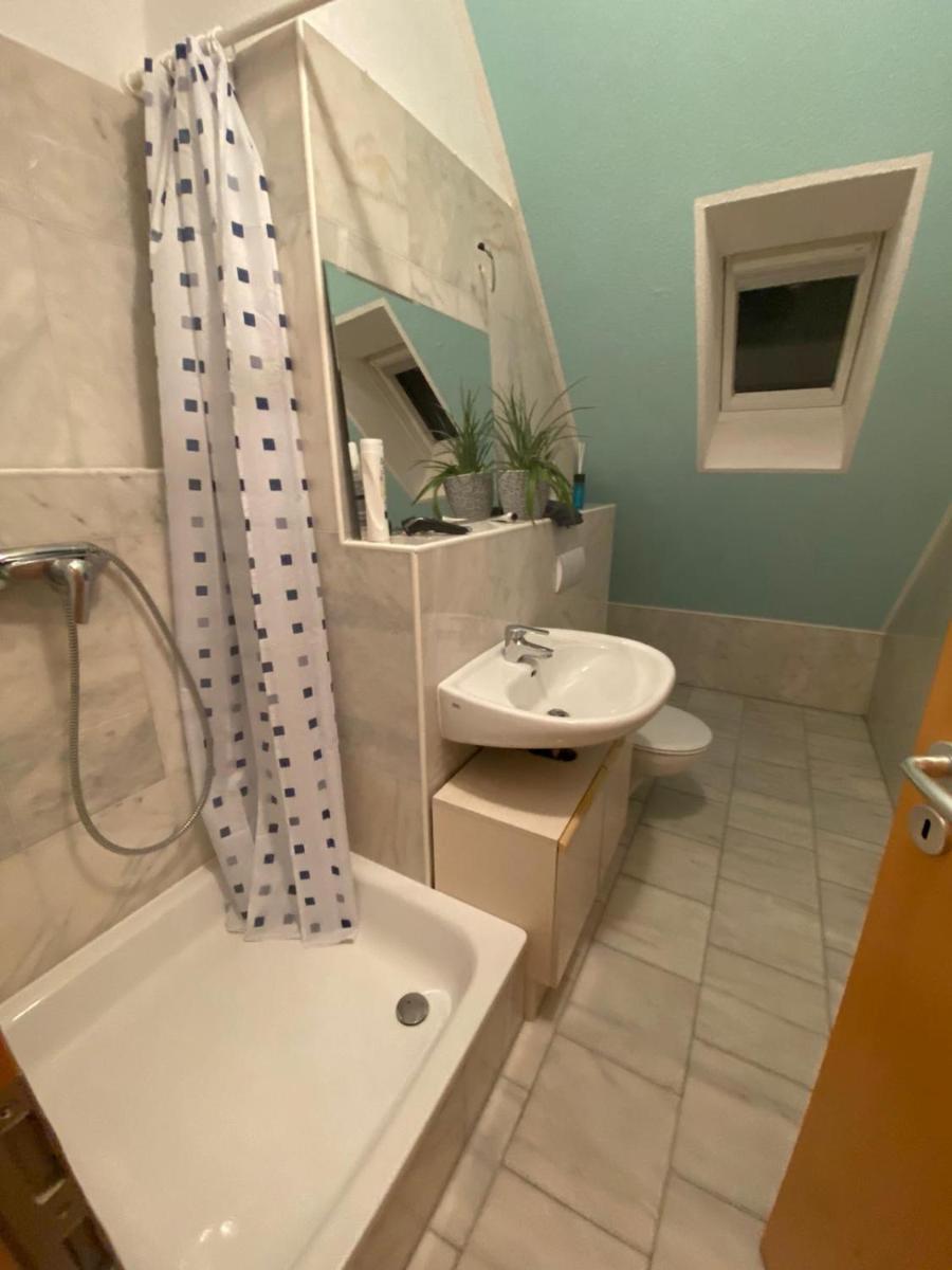 Gemütliches Zimmer im Dachgeschoss - Housity