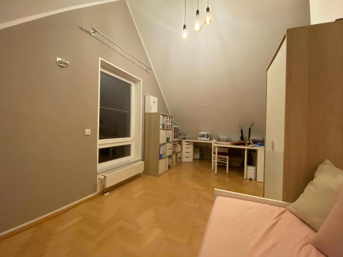 Gemütliches Zimmer im Dachgeschoss - Housity