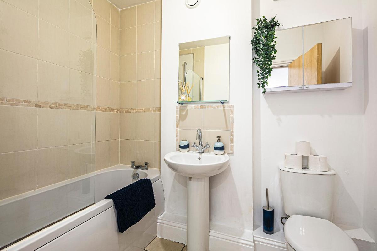 Kelham Island Riverside Maisonette W Netflix - Patio and Free On-Road Parking - Housity