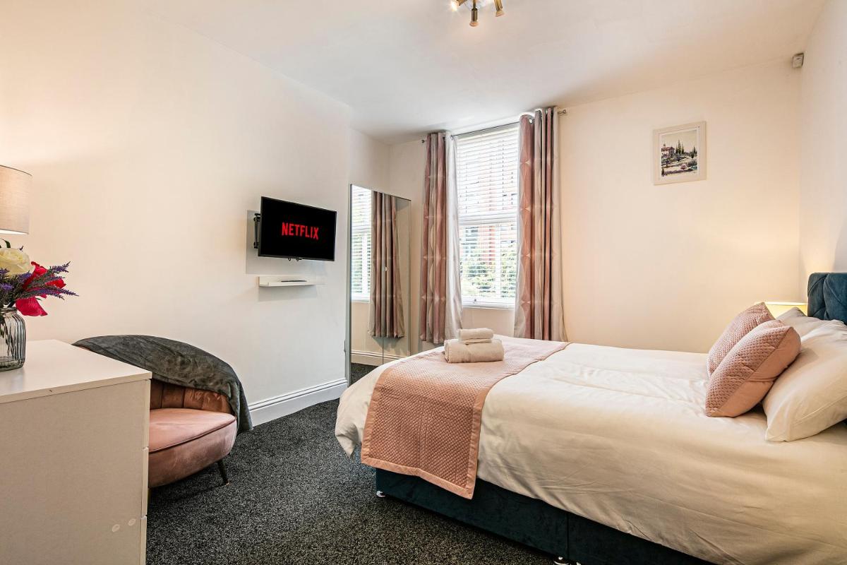 Kelham Island Riverside Maisonette W Netflix - Patio and Free On-Road Parking - Housity