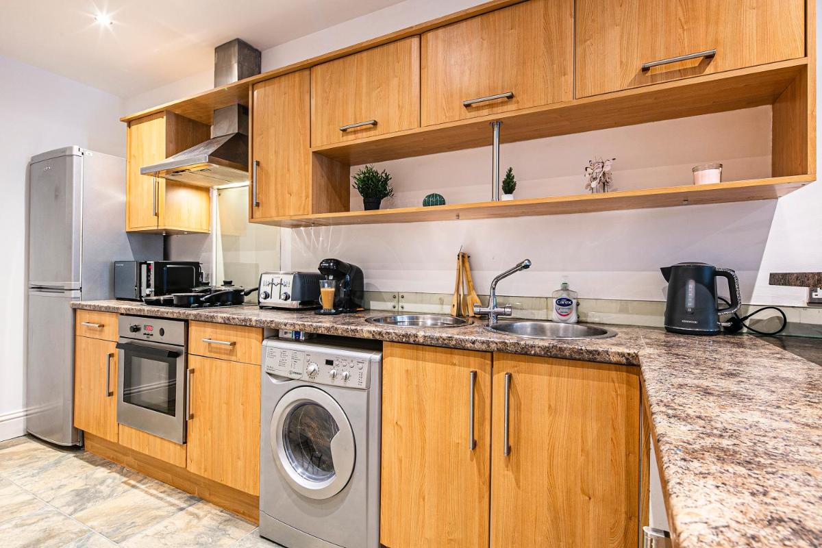 Kelham Island Riverside Maisonette W Netflix - Patio and Free On-Road Parking - Housity