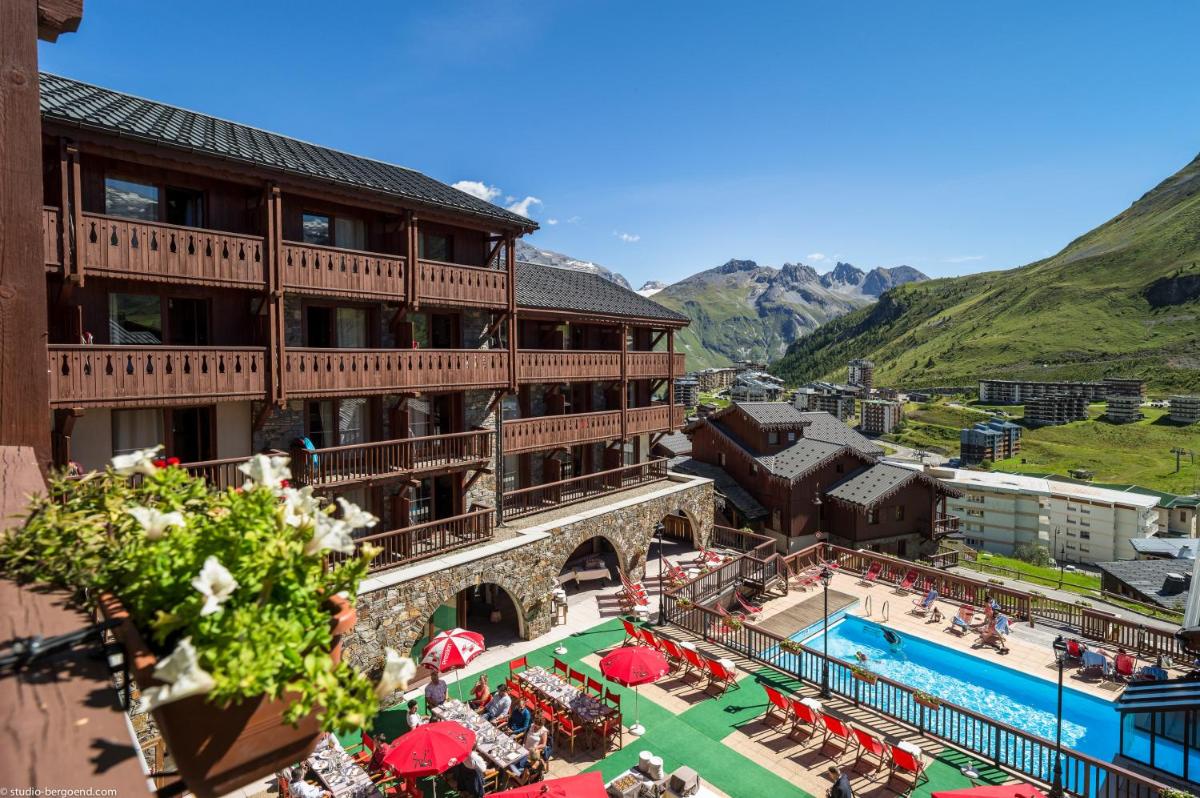 un immeuble avec piscine et complexe hôtelier dans l'établissement Hôtel Village Montana by Les Etincelles, à Tignes