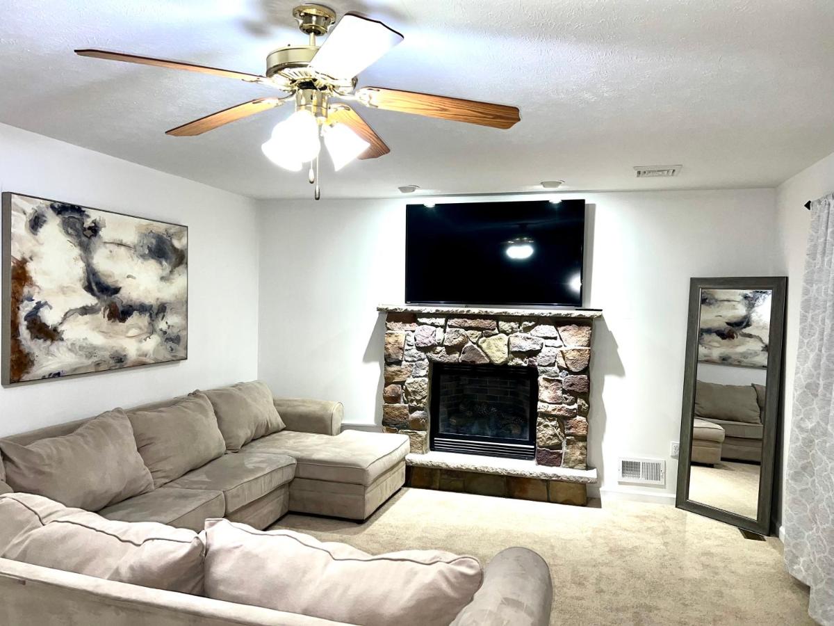 New Luxury Poconos Colonial House - Housity