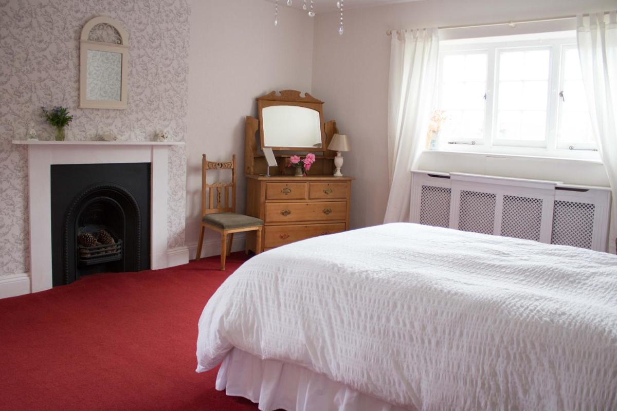 Rural farmhouse in Exmoor, sleeps 12, dog friendly - Housity