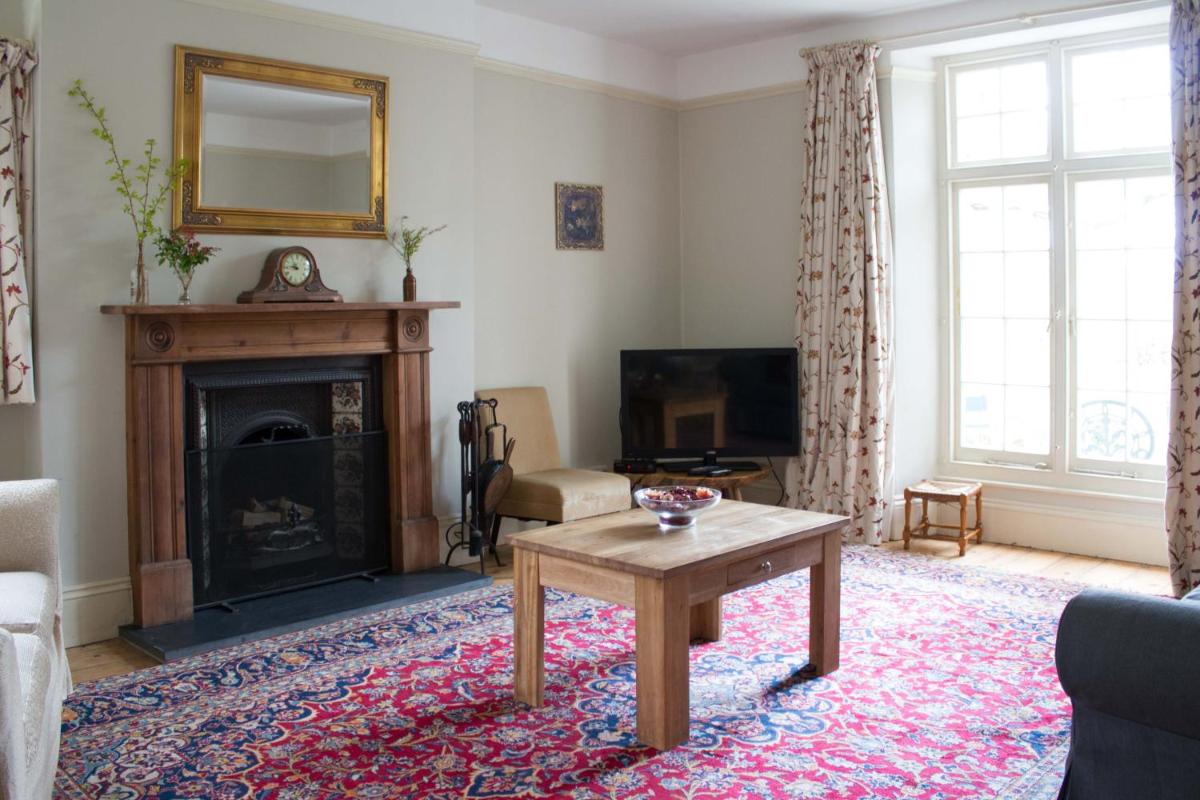 Rural farmhouse in Exmoor, sleeps 12, dog friendly - Housity