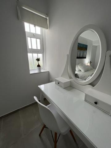 Peter & Paul white house - Housity