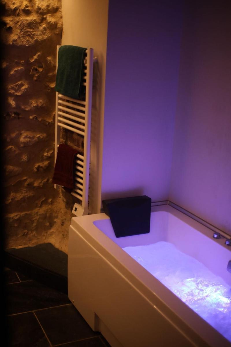 La Montrieuse, Chambre individuelle avec sauna et baignoire spa - Housity