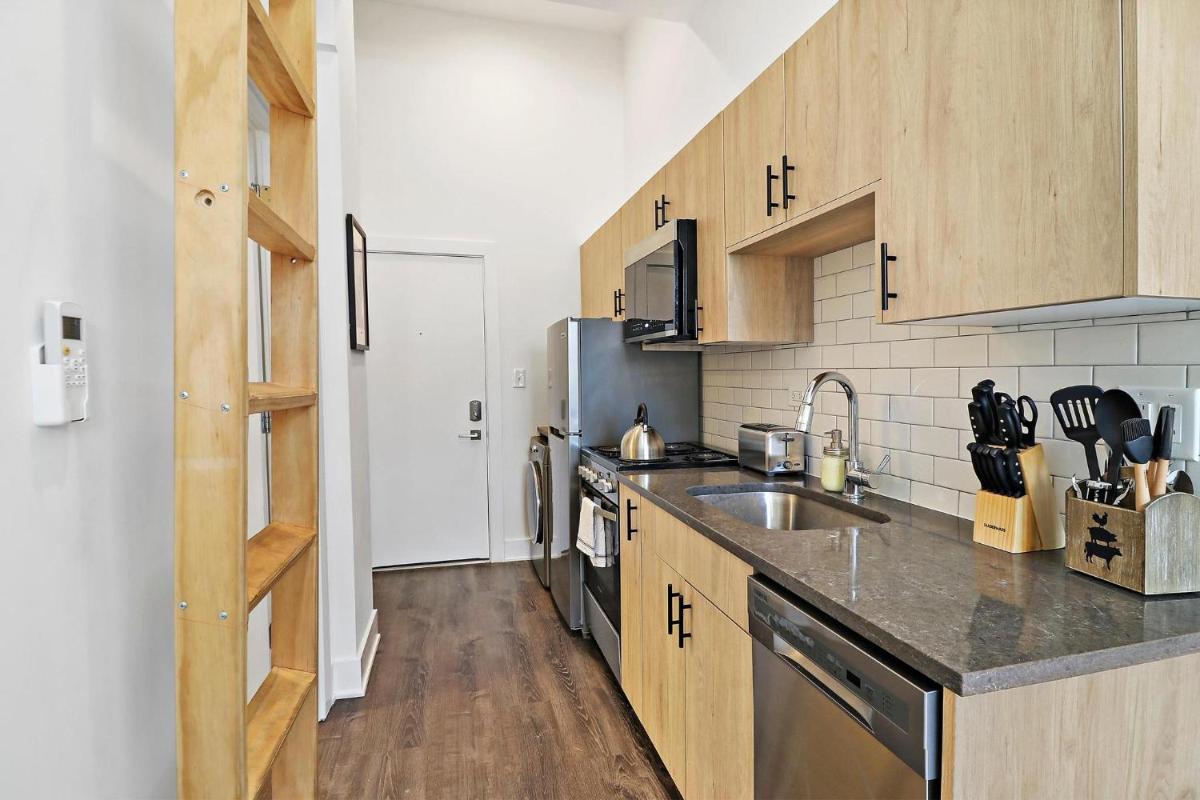 Modern &amp; Vibrant Uptown Studio close to Shops - Wilson 401 - Housity
