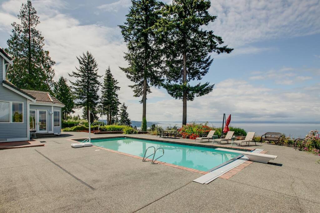 Castle-like House with Swimming Pool and Ocean View! - Housity
