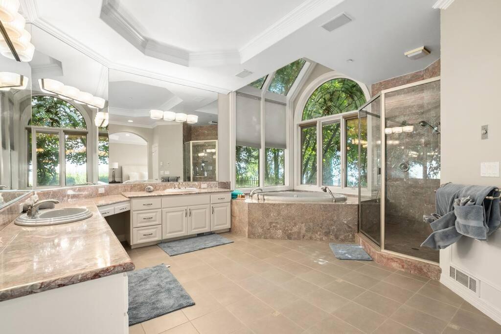 Castle-like House with Swimming Pool and Ocean View! - Housity