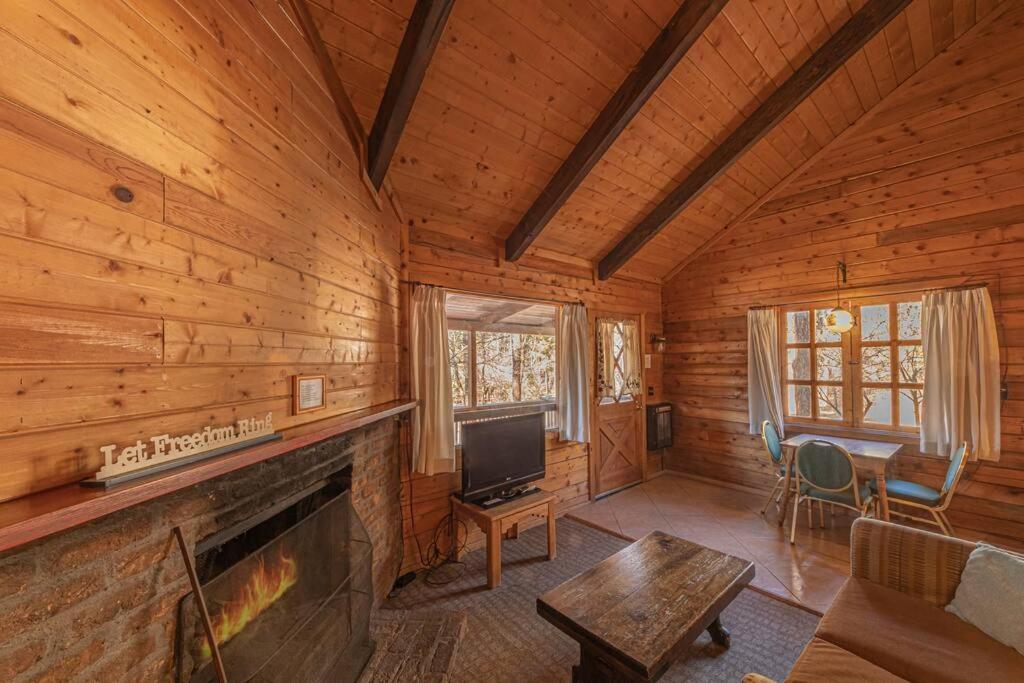 Forest Cabin 5 Old Glory - Housity