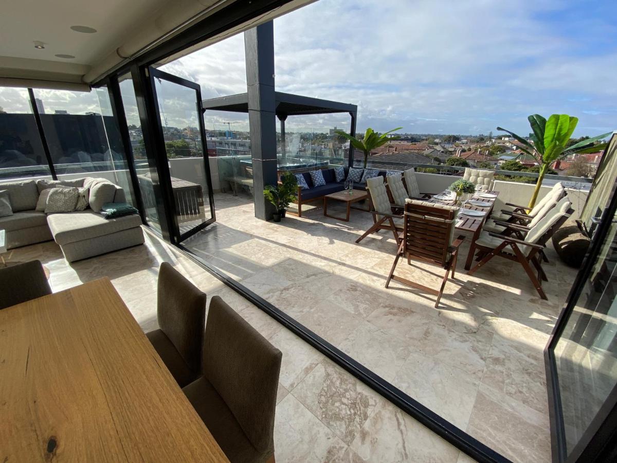 Luxurious Penthouse Oasis with Spa - Housity
