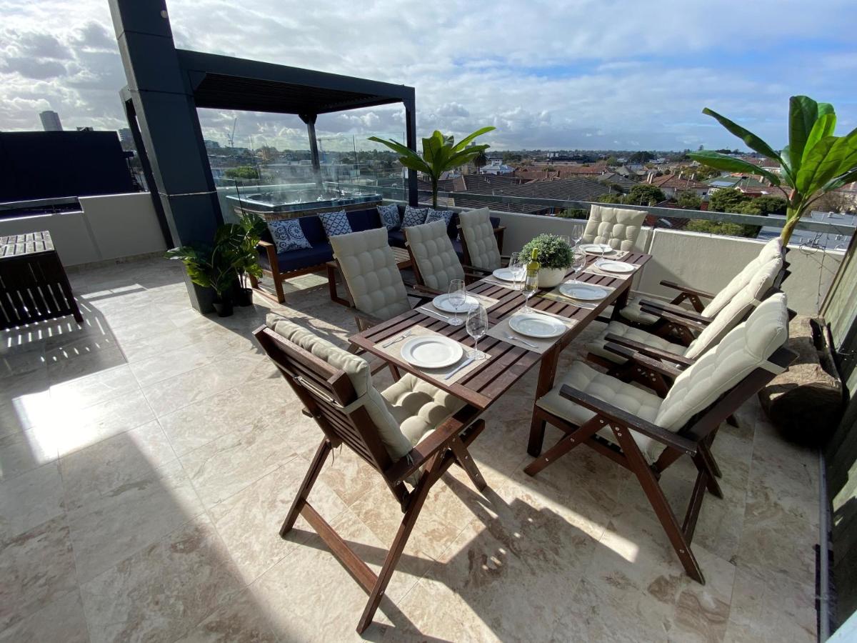 Luxurious Penthouse Oasis with Spa - Housity