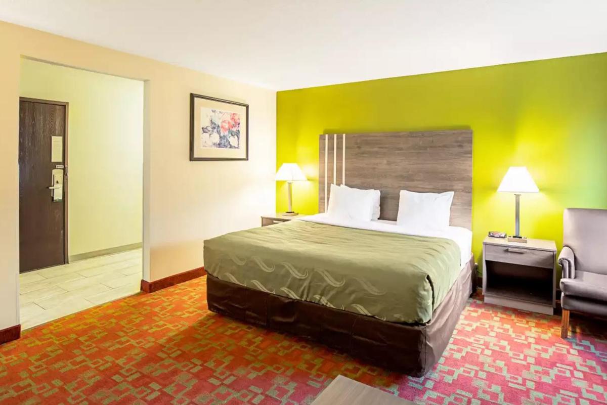 Norwood Inn & Suites Milwaukee - Housity