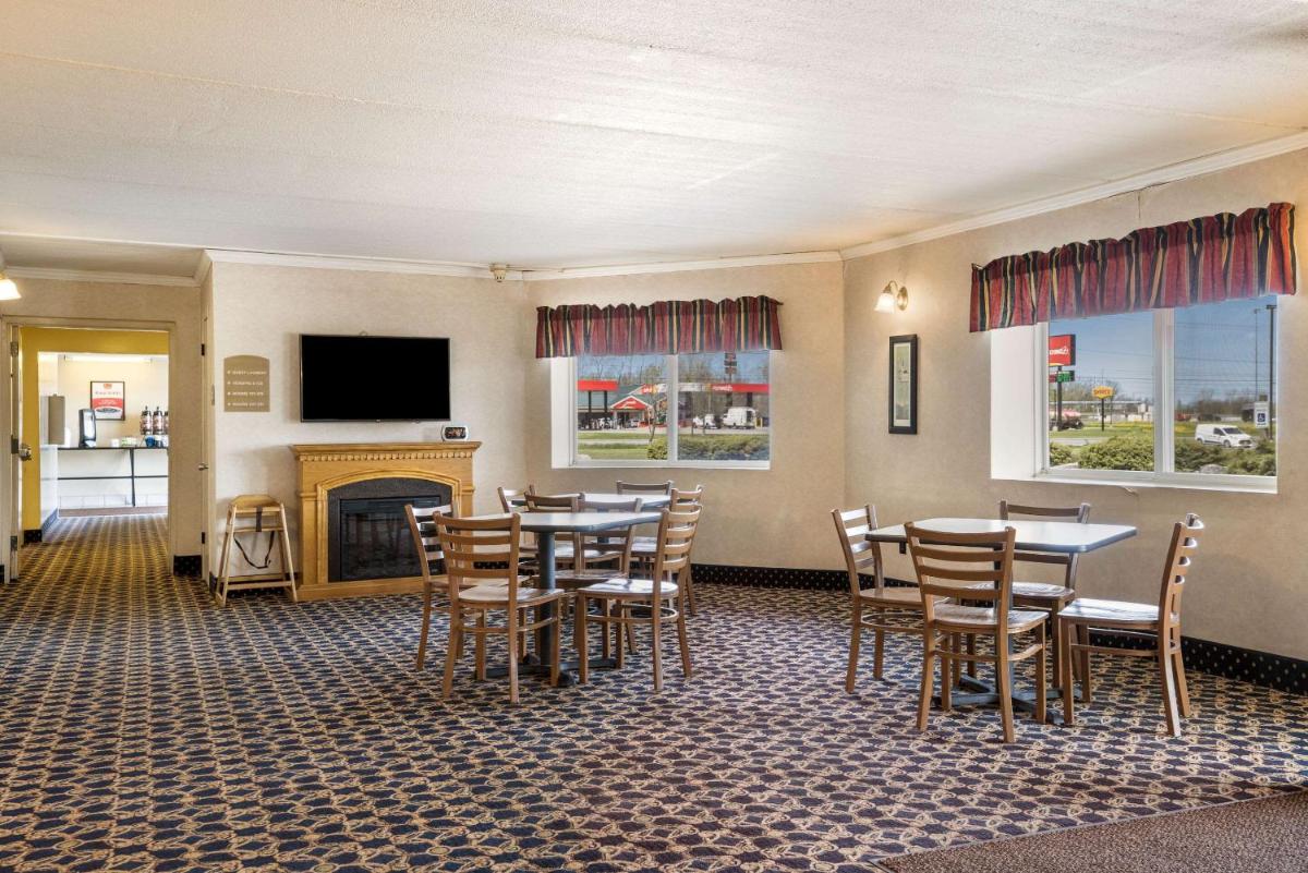 Econo Lodge Darien Lakes - Housity