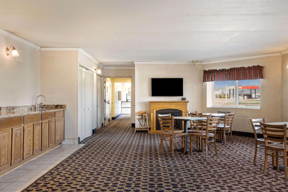 Econo Lodge Darien Lakes - Housity