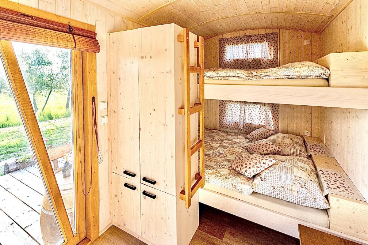 Maringotka na samotě - Housity