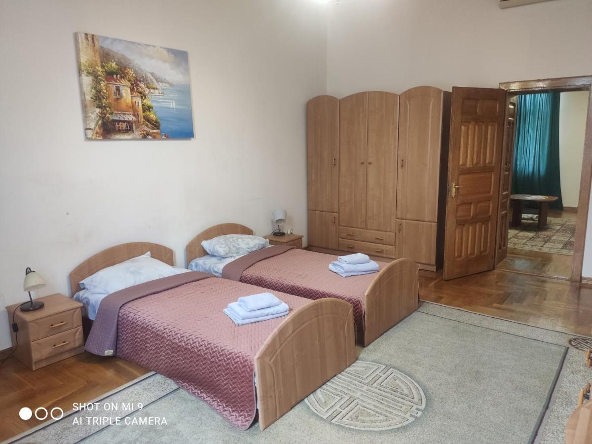 Apartments Domovik ,Kirilla i Mefodiya, 5 - Housity