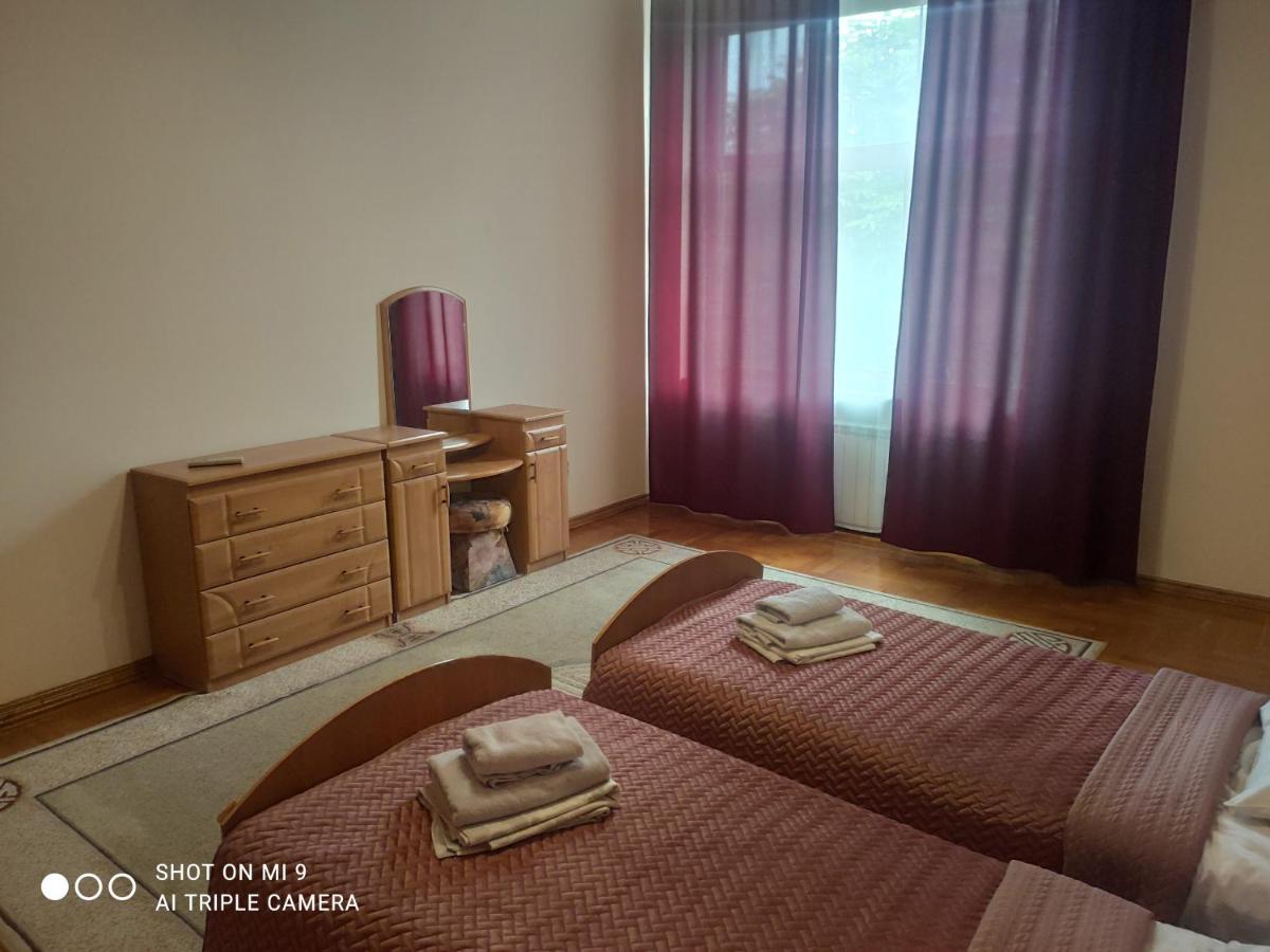 Apartments Domovik ,Kirilla i Mefodiya, 5 - Housity