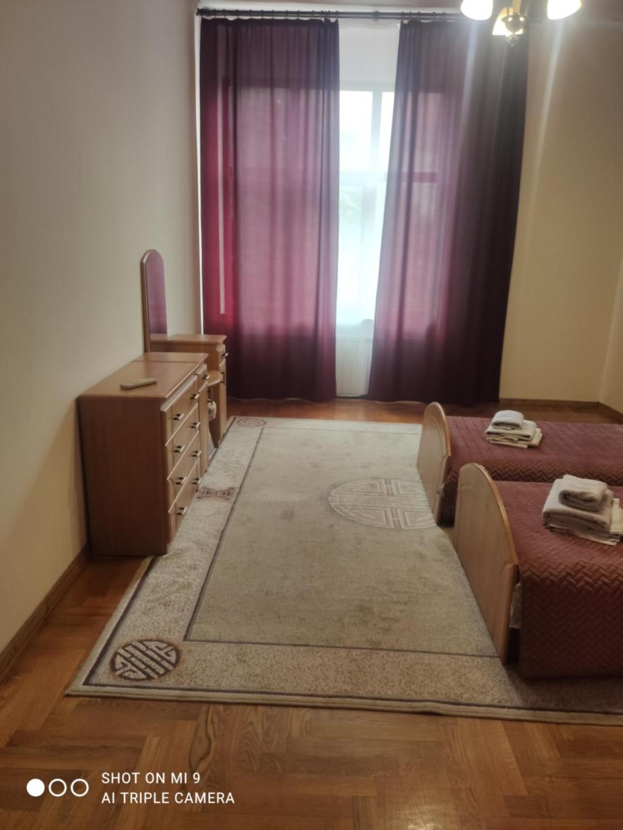 Apartments Domovik ,Kirilla i Mefodiya, 5 - Housity
