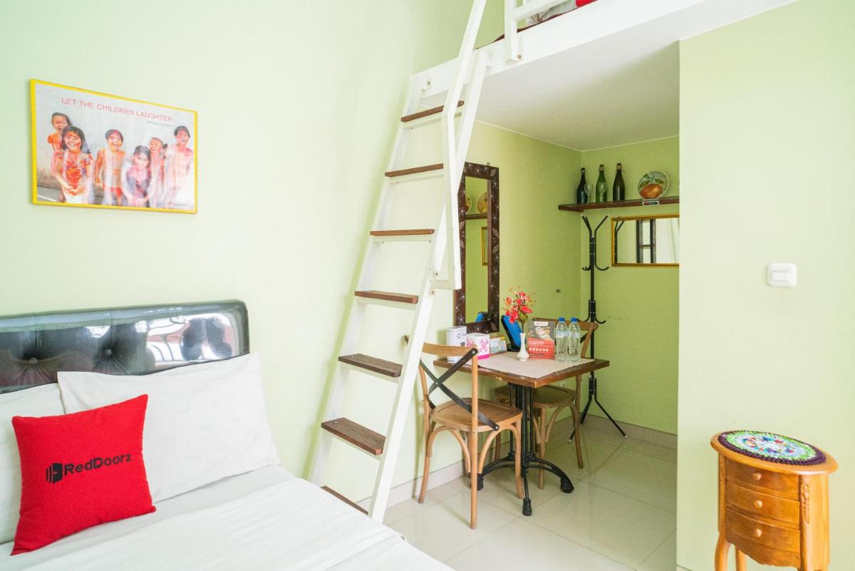 RedDoorz Syariah near Suncity Mall Sidoarjo - Housity