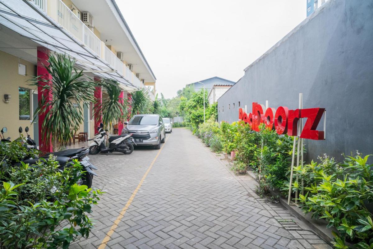 RedDoorz Syariah near Suncity Mall Sidoarjo - Housity