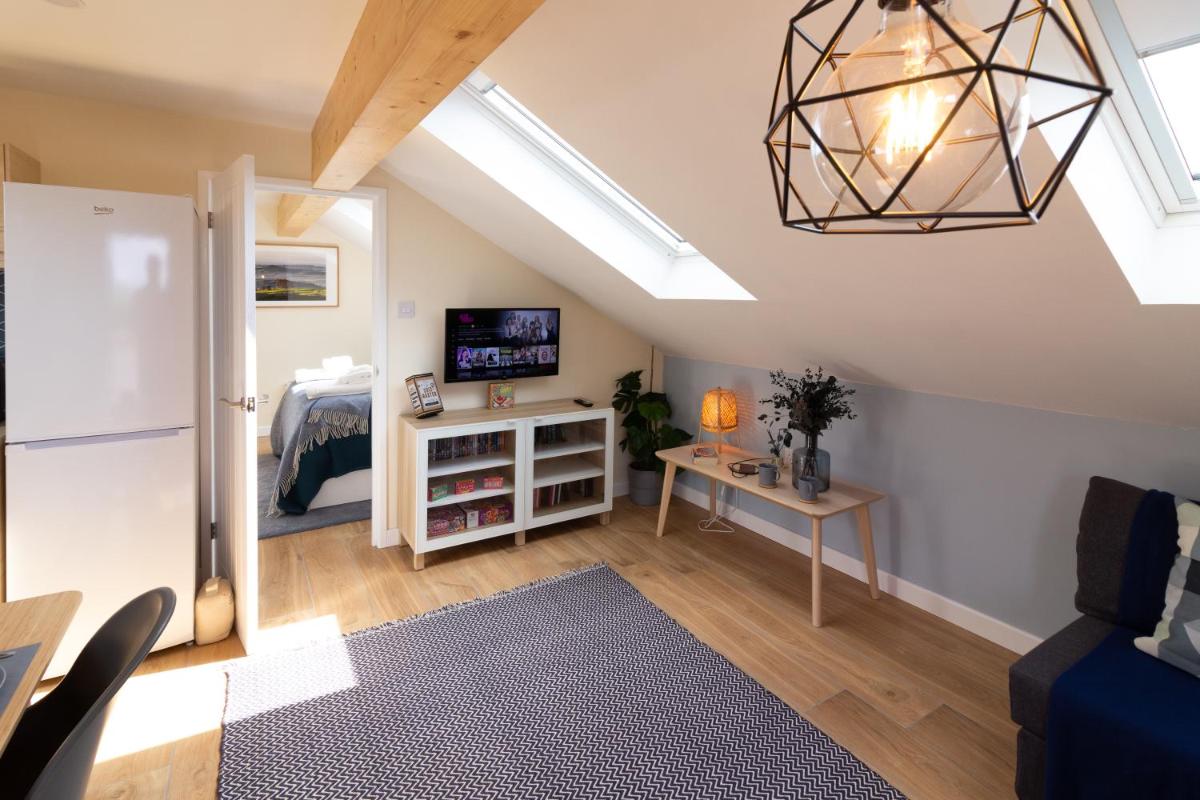 Scandi-luxe Studio, with wood fired hot tub - Housity