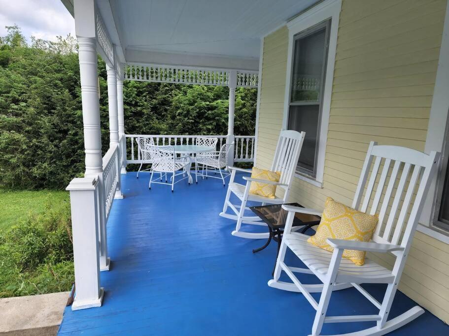 BaseCampWV-Durbin. Spacious 4 bedroom house w/yard - Housity