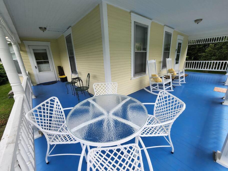 BaseCampWV-Durbin. Spacious 4 bedroom house w/yard - Housity