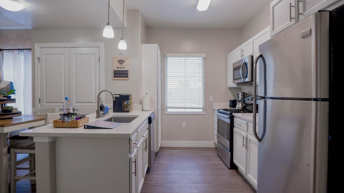 Downtown, KING Bed, Fast WiFi! - Housity