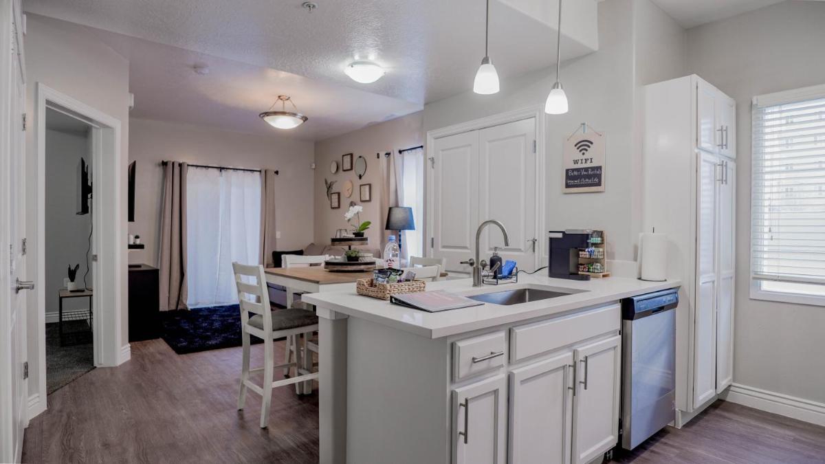 Downtown, KING Bed, Fast WiFi! - Housity