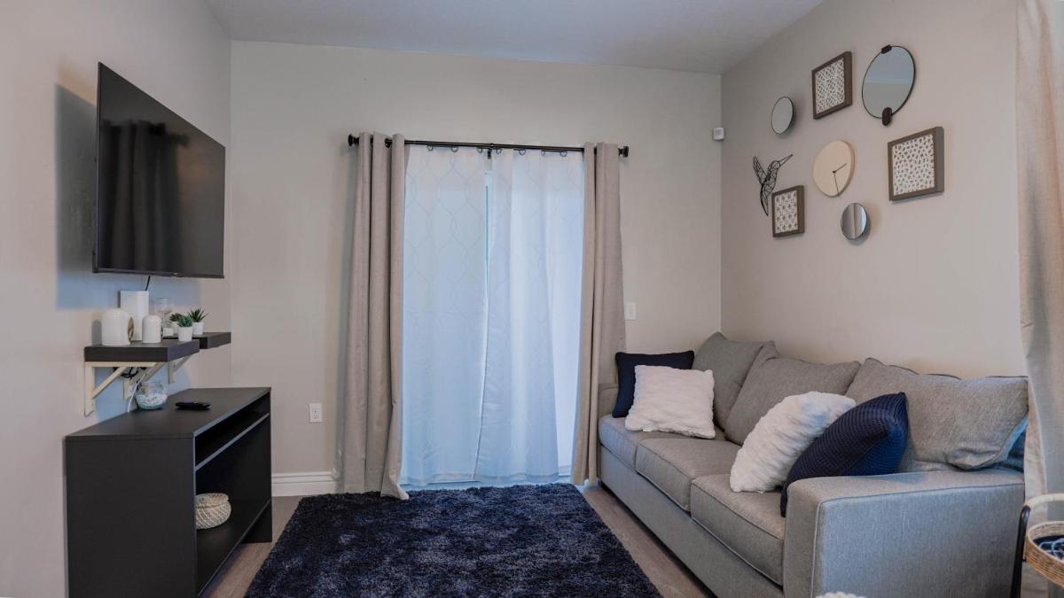 Downtown, KING Bed, Fast WiFi! - Housity