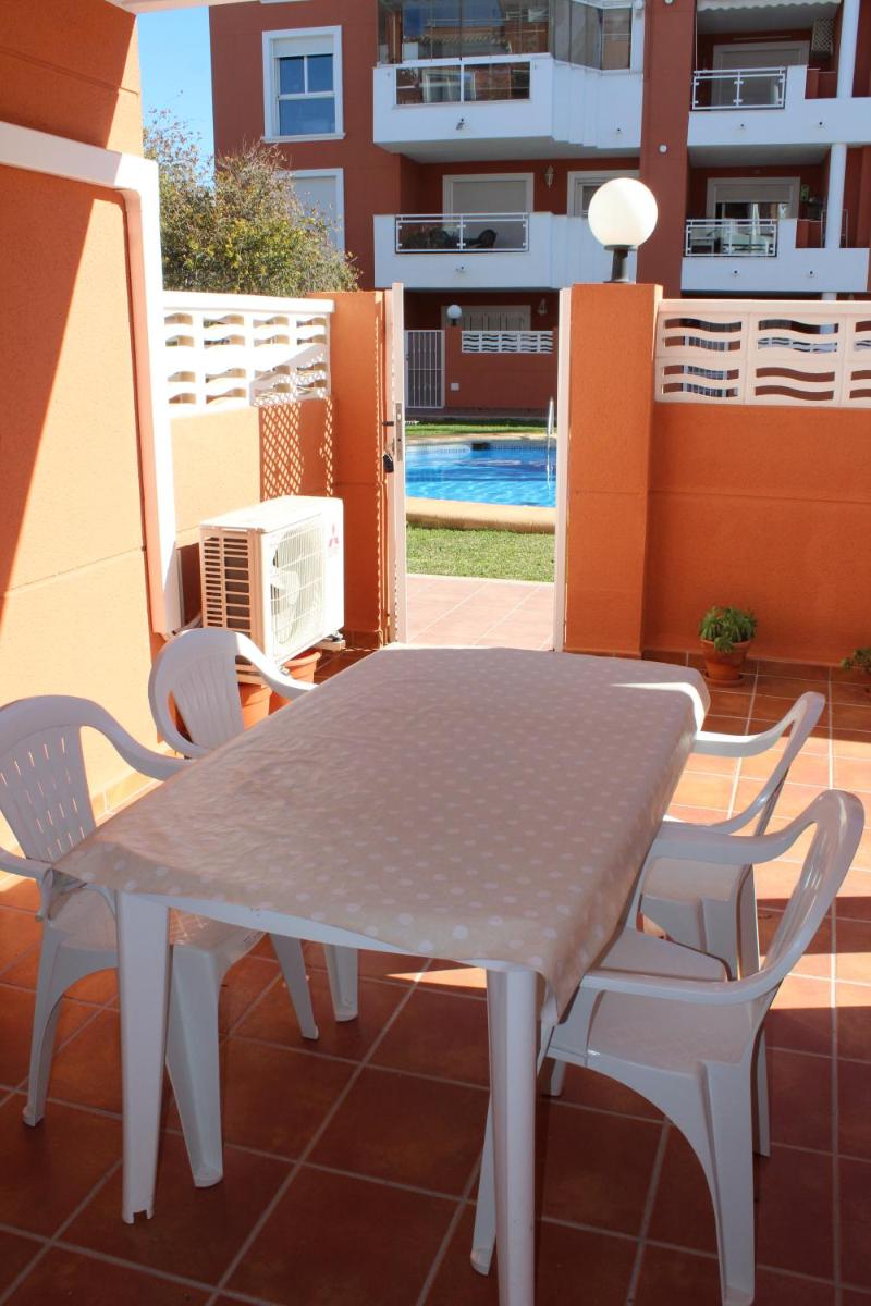 Apto. con gran terraza y acceso directo a piscina. - Housity