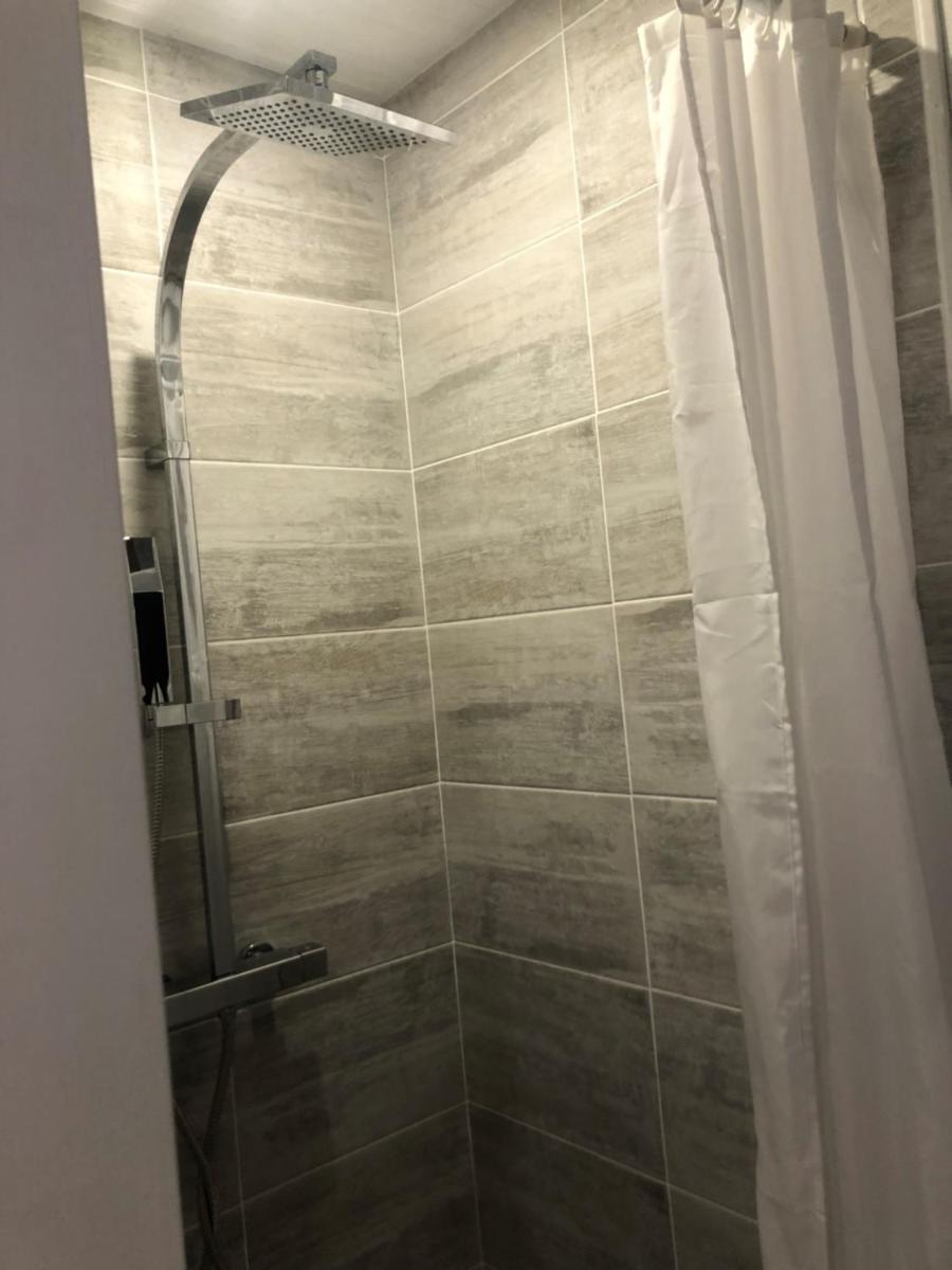 Grande Chambre Familiale JAUNE Tout Bonnement Bien - Housity