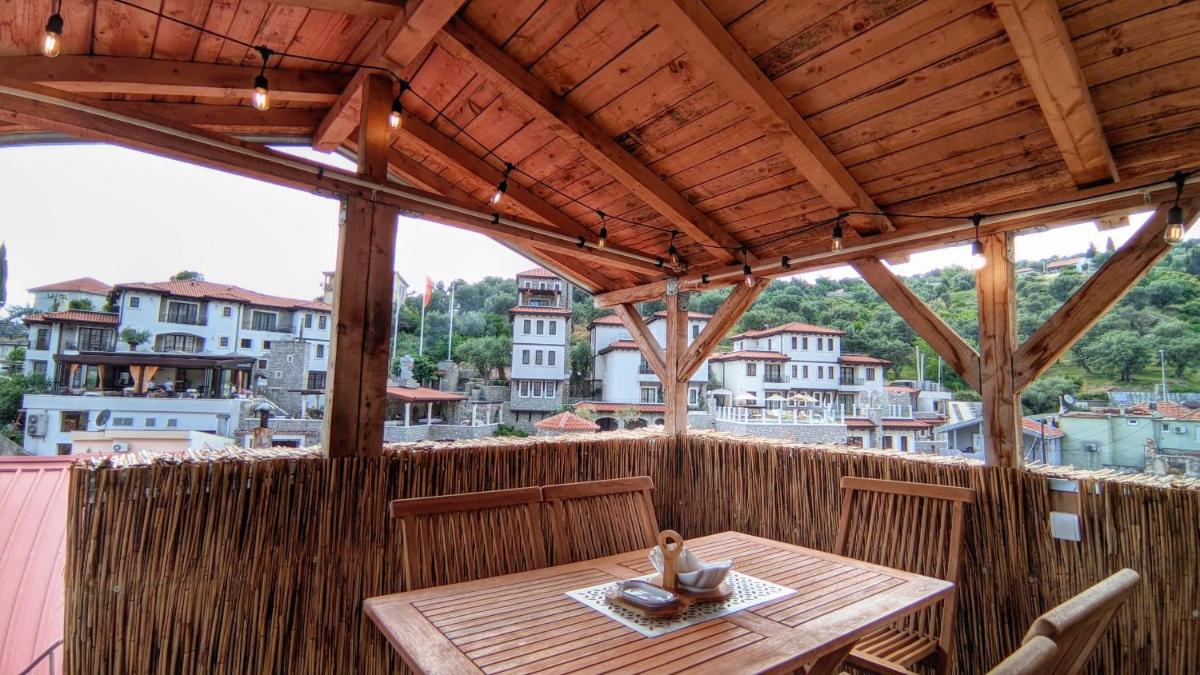 Traditional Home under the Fortress - Housity