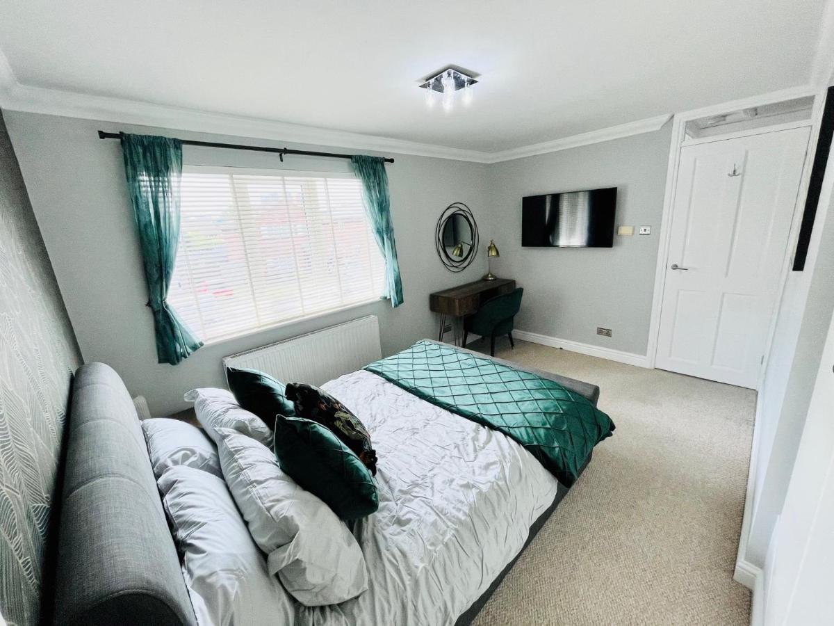 Modern Home, Close to the City Centre with Parking - Housity