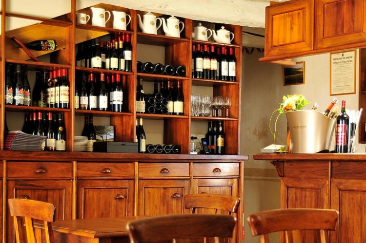 Salon ou bar de l'établissement Hotel La Bougnate