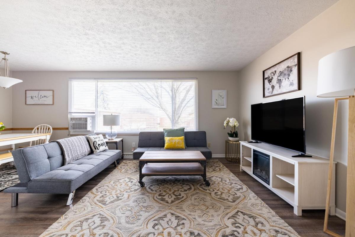 Georgetown Villas 3-2c Close to Cleveland Airport and Fairview Hospital ideal for long stays! - Housity
