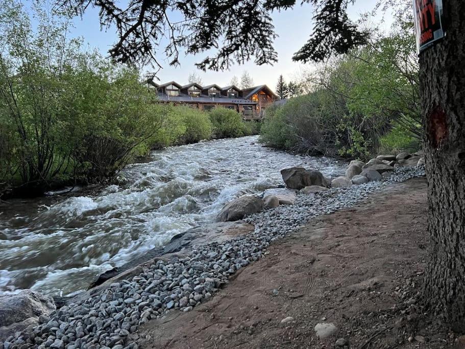 Thorpe On The Water. Creekside Nederland Cabin. - Housity