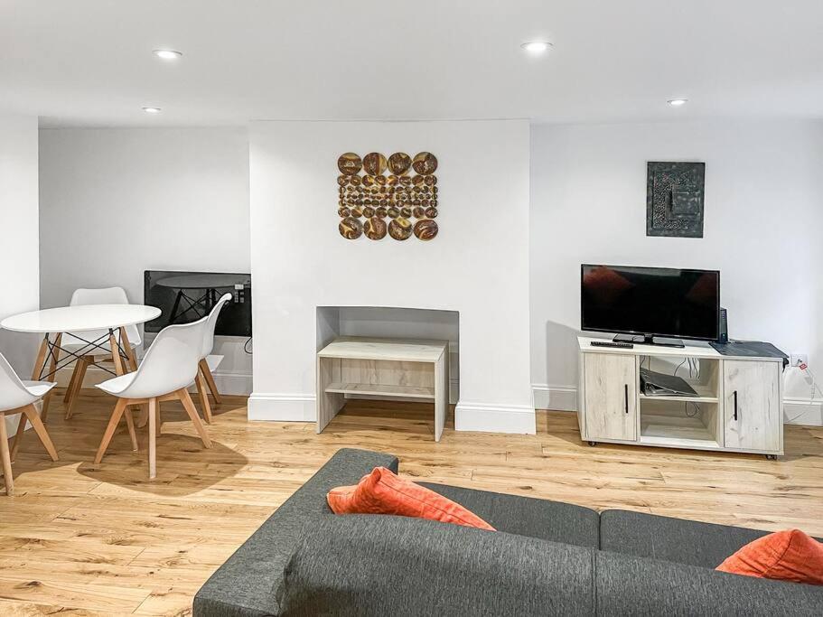 Cosy 1-BDR w/ free parking in central Reading - Housity