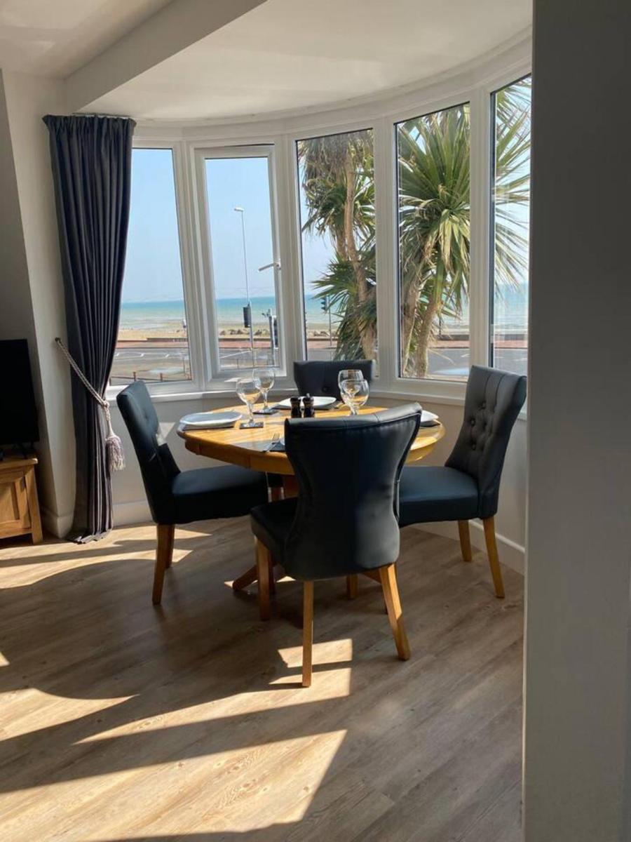 Worthing Beach 180 - 2 bed seafront with parking - Housity