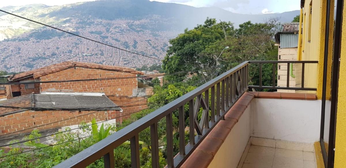Wonderful house with views in Medellin-fiber optics - Housity