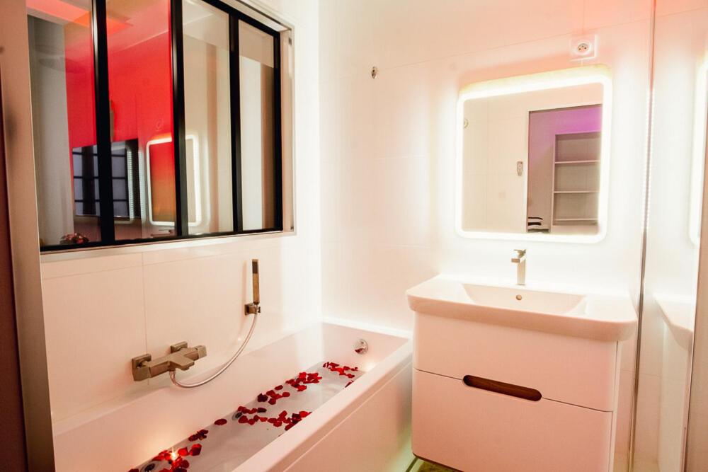 room five - parking, balnéothérapie, place nationale, un havre de paix - Housity