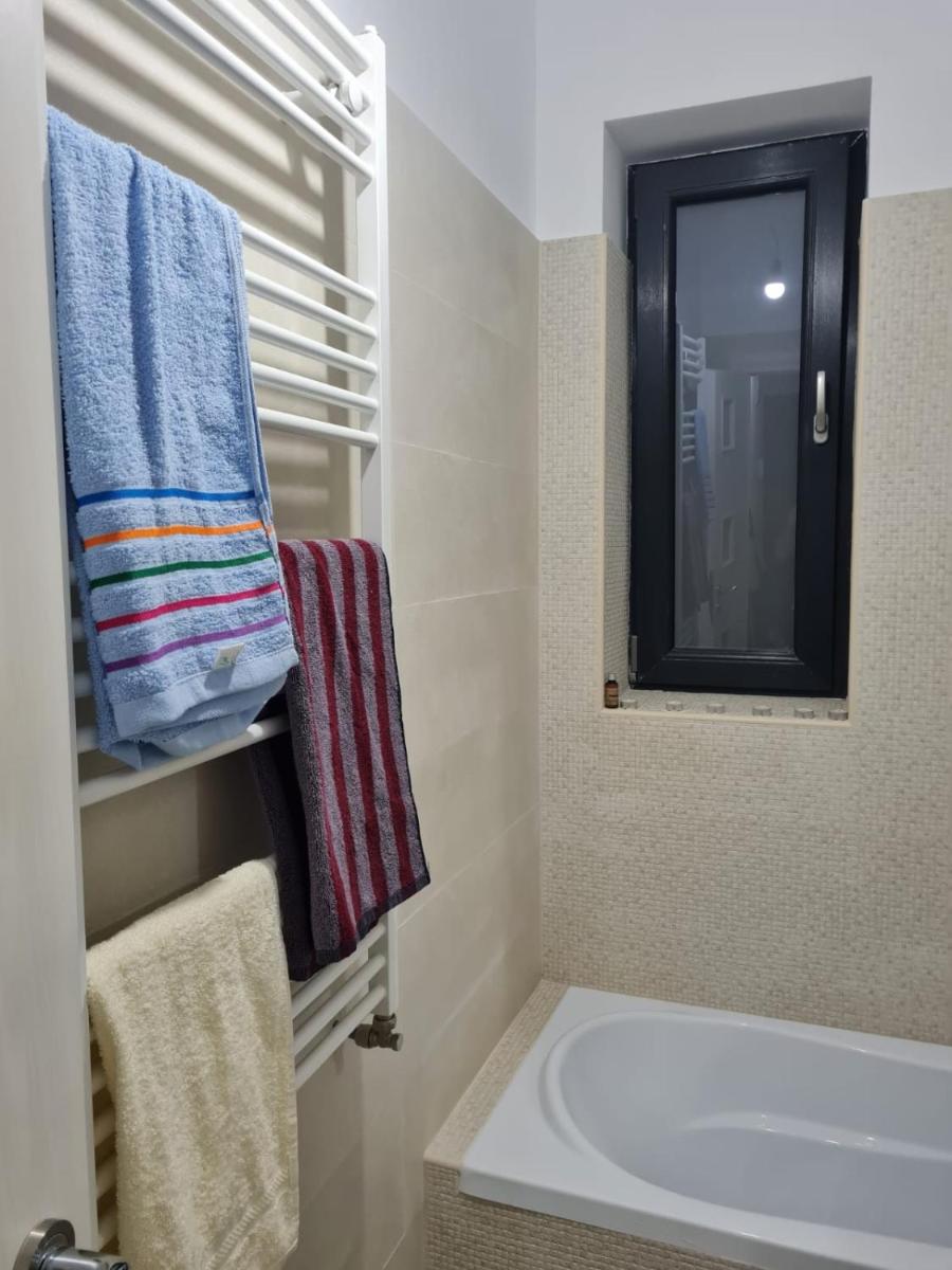 Deluxe 2 bedroom apartment with balcony and private parking - Housity