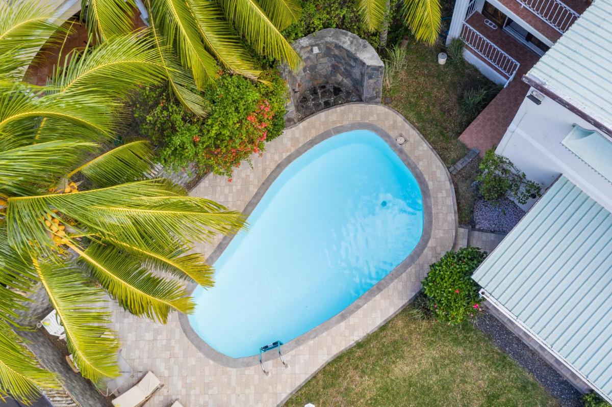 PAILLE EN QUEUE with HEATED POOL PISCINE CHAUFFEE - Housity